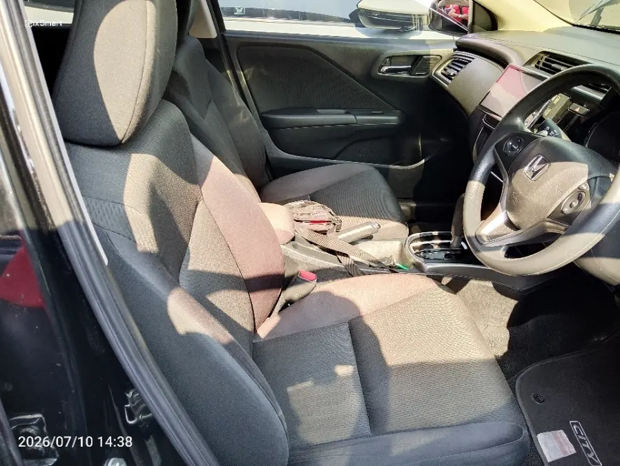 Foto Mobil Bekas Kabin Depan Honda City 1.5 E tahun 2017