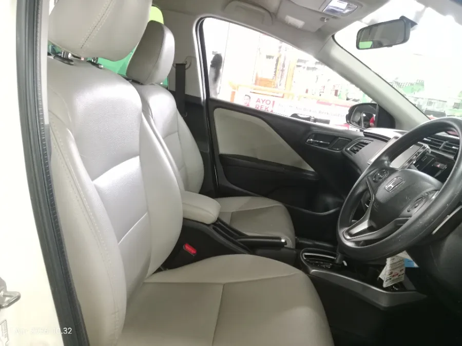 Foto Mobil Bekas Kabin Depan Honda City 1.5 E tahun 2017
