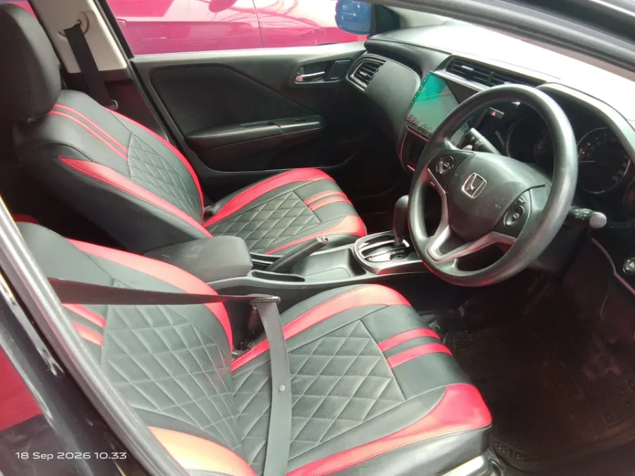 Foto Mobil Bekas Kabin Depan Honda City 1.5 E tahun 2017