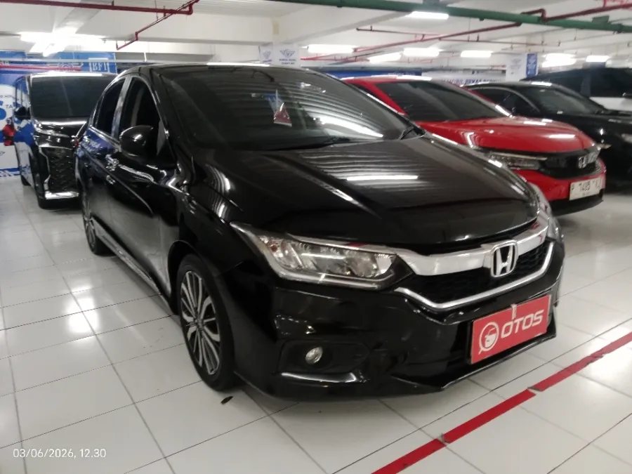 Foto Mobil Bekas Kanan Depan Honda City 1.5 E tahun 2017