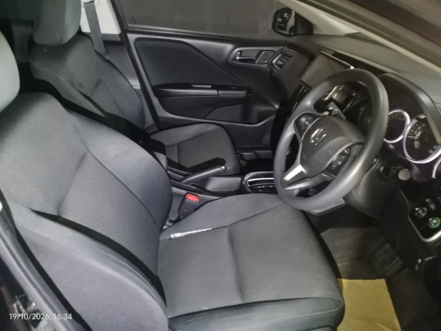 Foto Mobil Bekas Kabin Depan Honda City 1.5 E tahun 2018