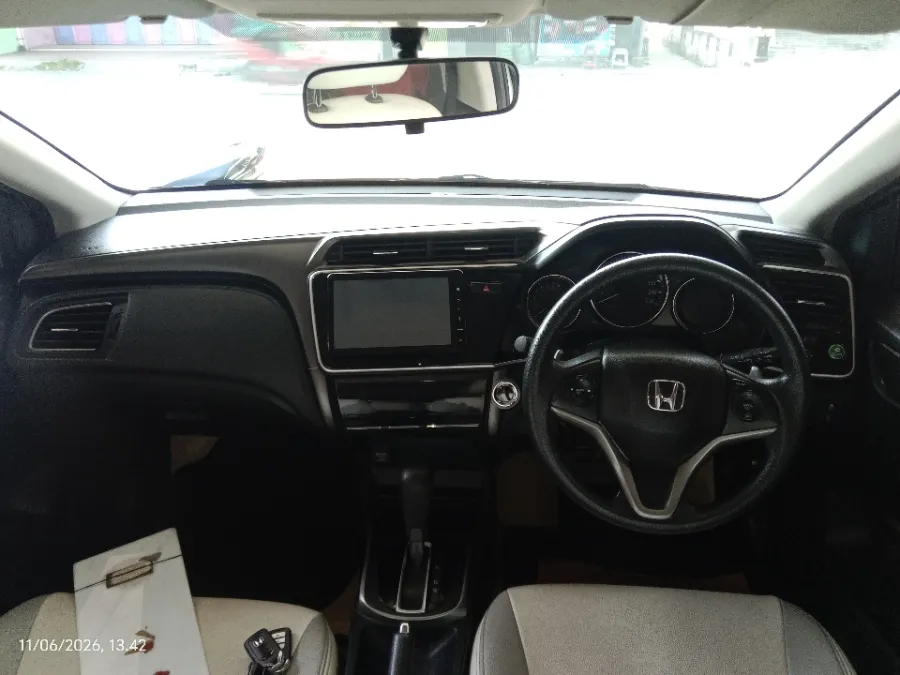 Foto Mobil Bekas Dashboard Honda City 1.5 E tahun 2019