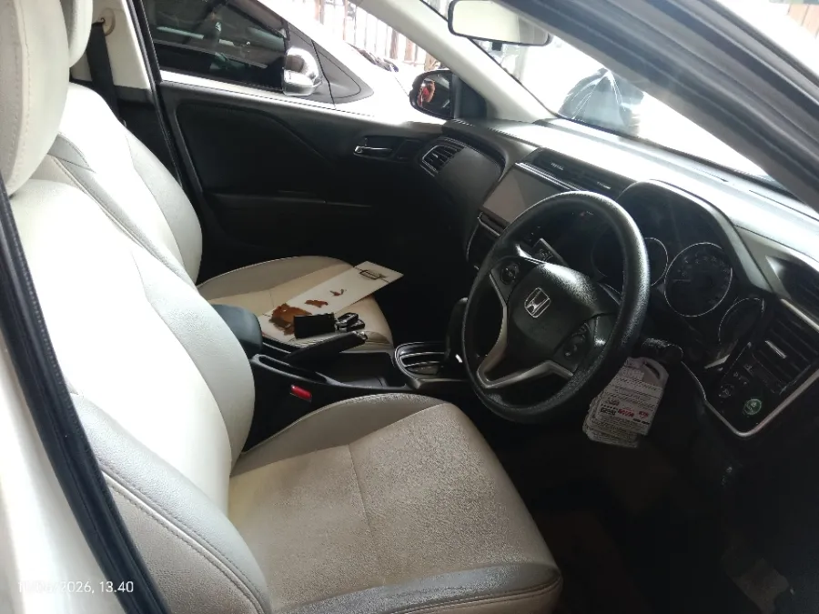 Foto Mobil Bekas Kabin Depan Honda City 1.5 E tahun 2019