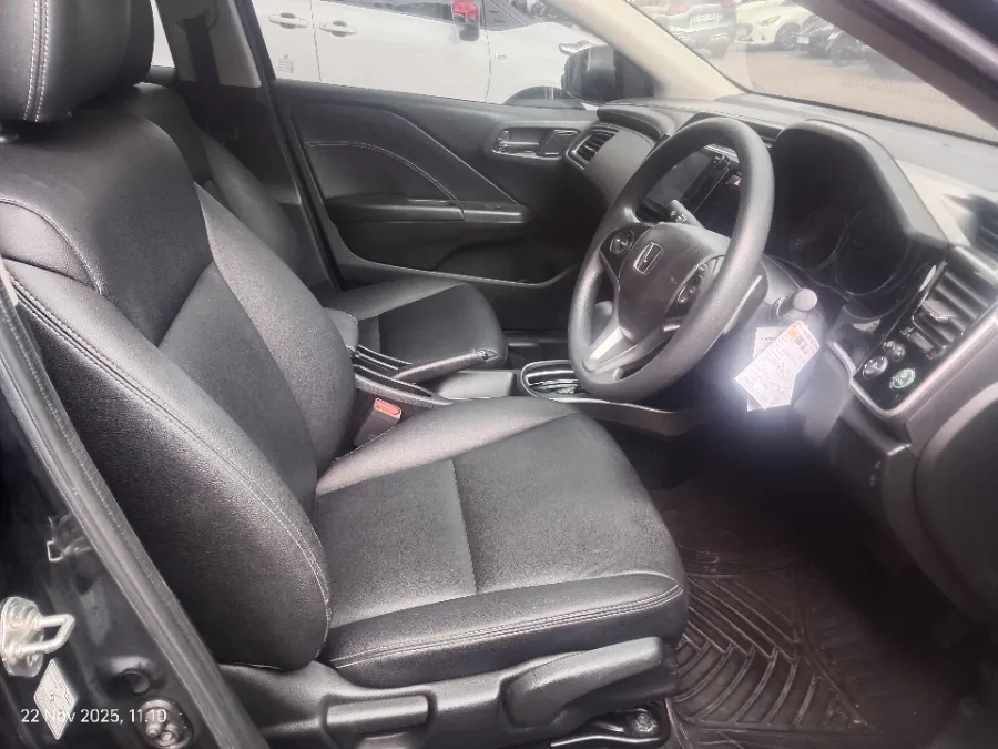 Foto Mobil Bekas Kabin Depan Honda City 1.5 E tahun 2020