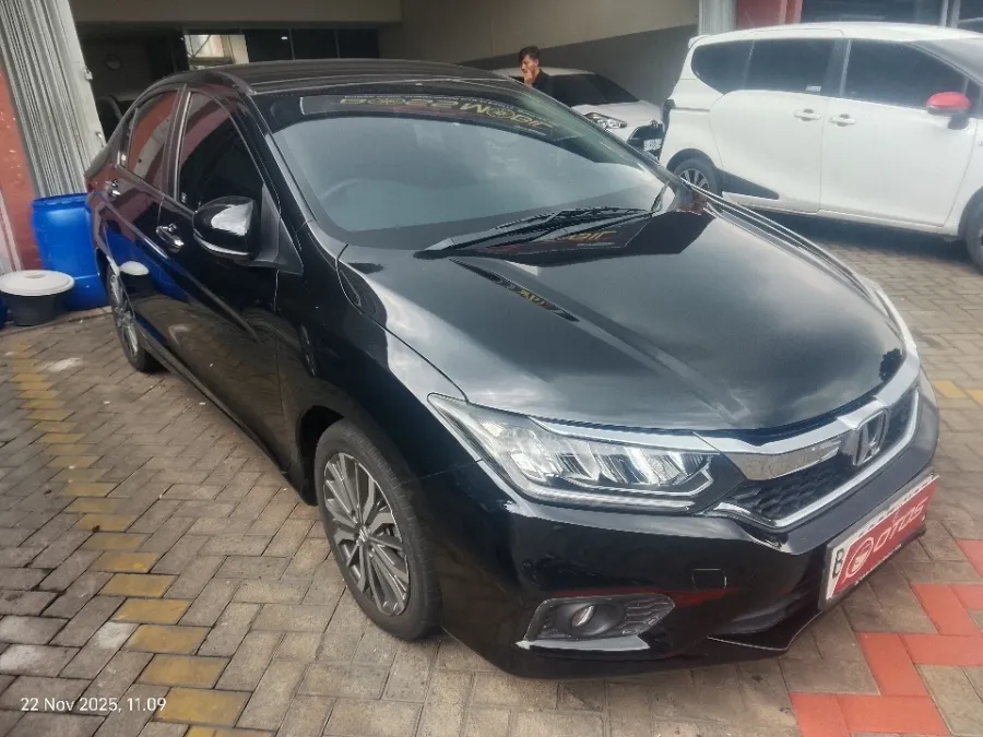 Foto Mobil Bekas Kanan Depan Honda City 1.5 E tahun 2020