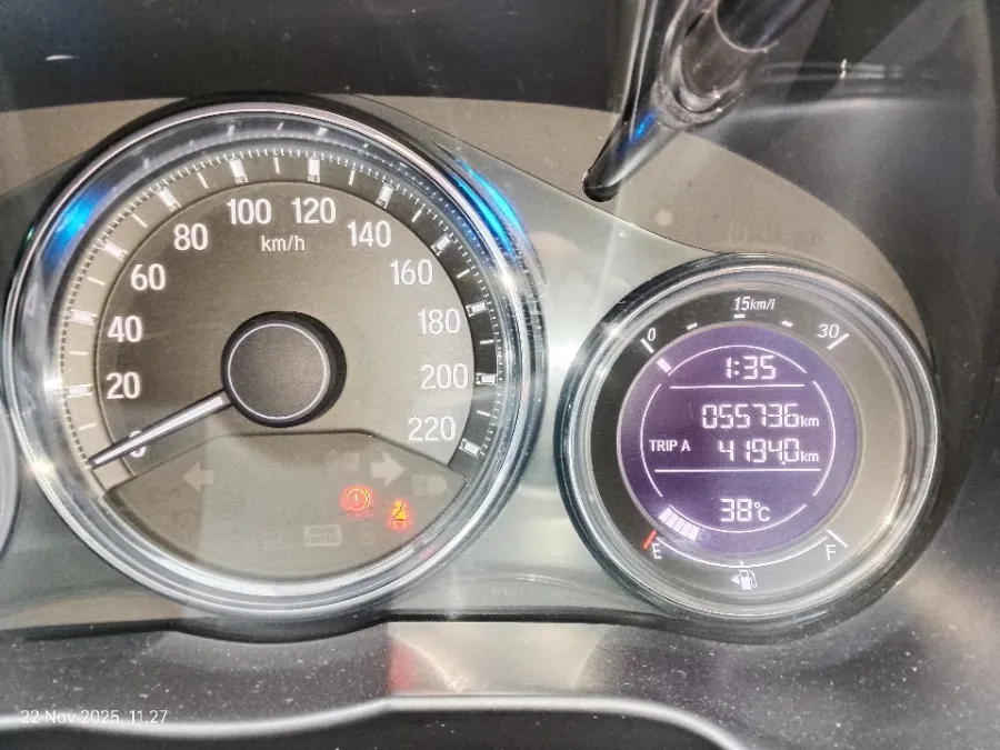 Foto Mobil Bekas Odometer Honda City 1.5 E tahun 2020