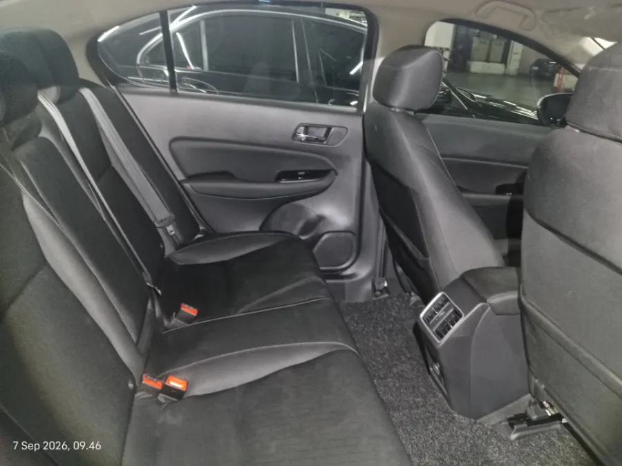 Foto Mobil Bekas Kabin Belakang Honda City 1.5 E tahun 2022