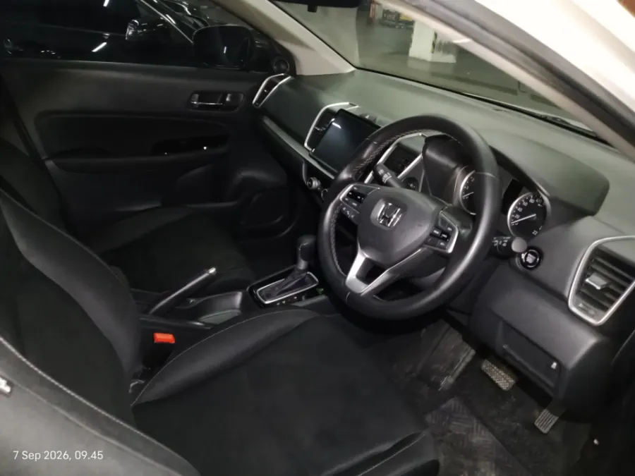 Foto Mobil Bekas Kabin Depan Honda City 1.5 E tahun 2022