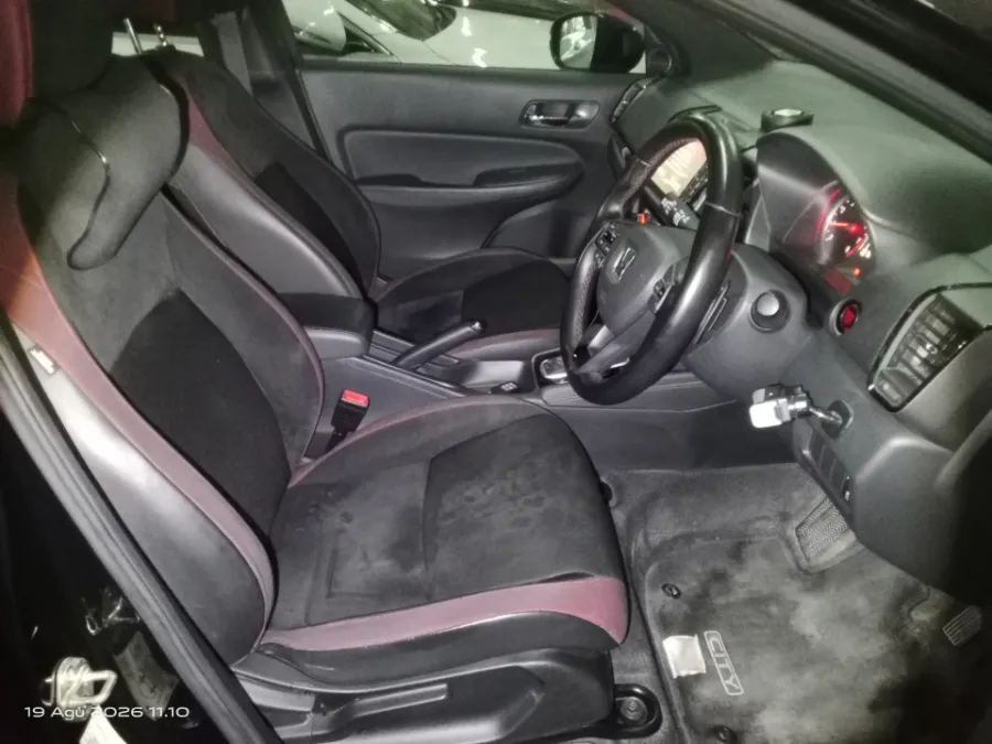 Foto Mobil Bekas Kabin Depan Honda City 1.5 RS tahun 2021