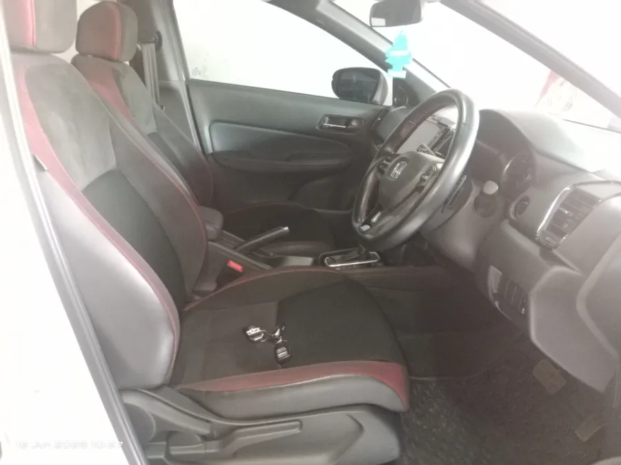 Foto Mobil Bekas Kabin Depan Honda City 1.5 RS tahun 2023