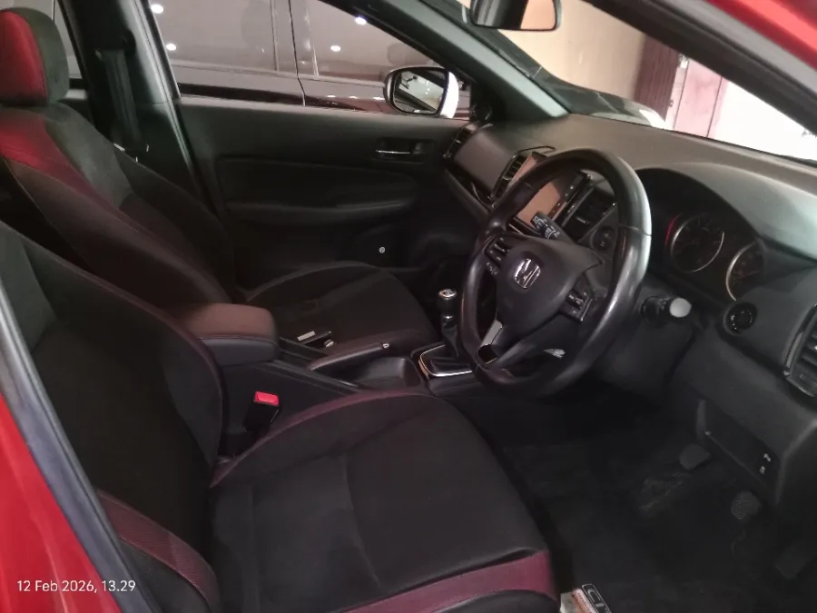 Foto Mobil Bekas Kabin Depan Honda City 1.5 RS Hatchback tahun 2021