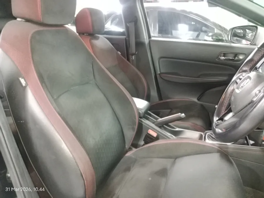 Foto Mobil Bekas Kabin Depan Honda City 1.5 RS Hatchback tahun 2021