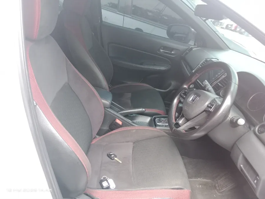 Foto Mobil Bekas Kabin Depan Honda City 1.5 RS Hatchback tahun 2021