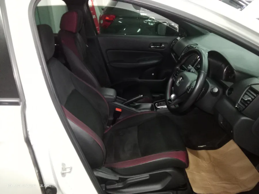 Foto Mobil Bekas Kabin Depan Honda City 1.5 RS Hatchback tahun 2021