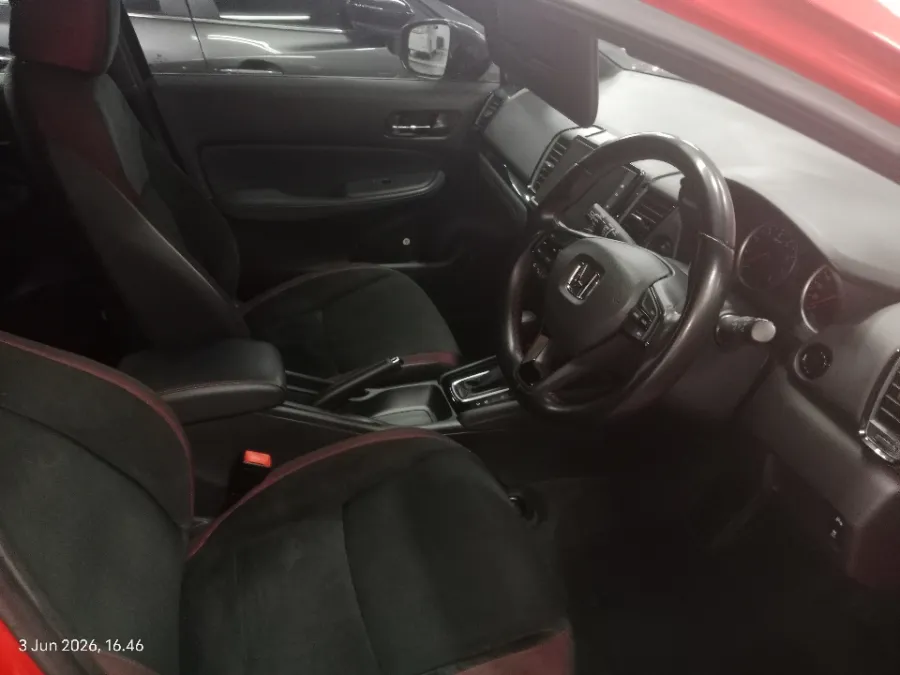 Foto Mobil Bekas Kabin Depan Honda City 1.5 RS Hatchback tahun 2021