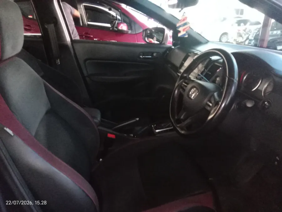 Foto Mobil Bekas Kabin Depan Honda City 1.5 RS Hatchback tahun 2021
