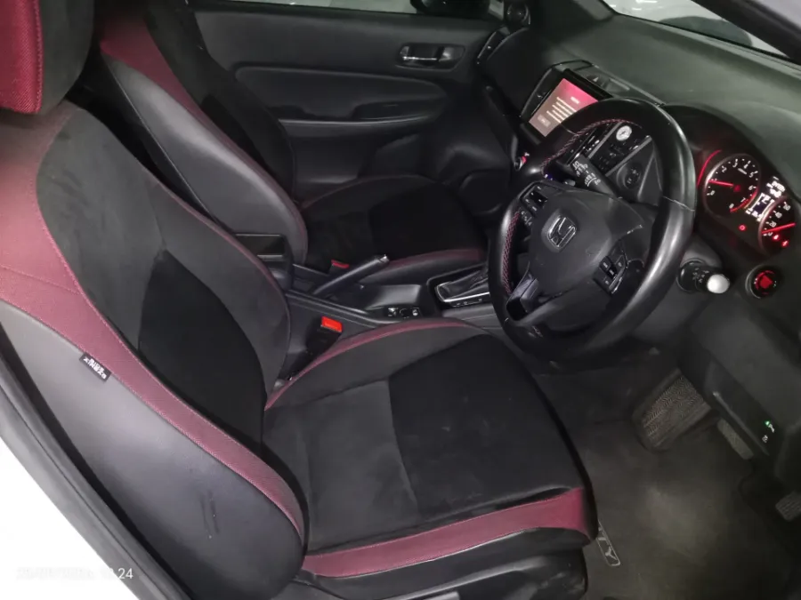 Foto Mobil Bekas Kabin Depan Honda City 1.5 RS Hatchback tahun 2021