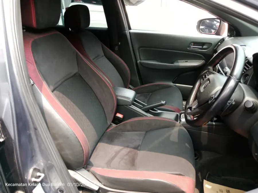 Foto Mobil Bekas Kabin Depan Honda City 1.5 RS Hatchback tahun 2021
