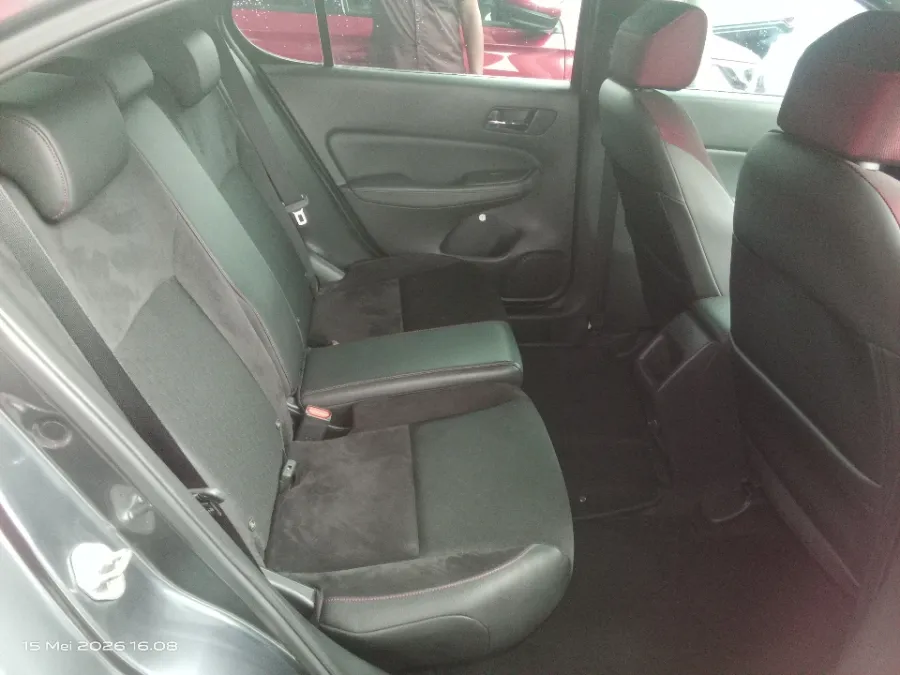 Foto Mobil Bekas Kabin Belakang Honda City 1.5 RS Hatchback tahun 2022