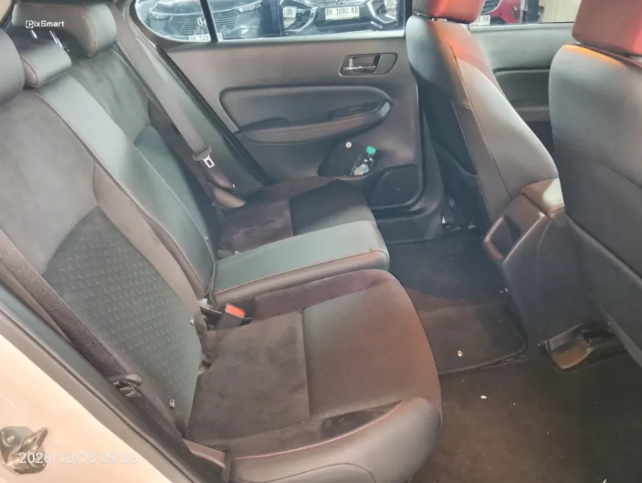 Foto Mobil Bekas Kabin Belakang Honda City 1.5 RS Hatchback tahun 2022