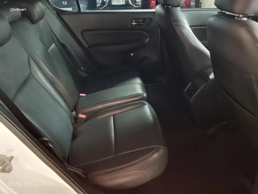 Foto Mobil Bekas Kabin Belakang Honda City 1.5 RS Hatchback tahun 2022