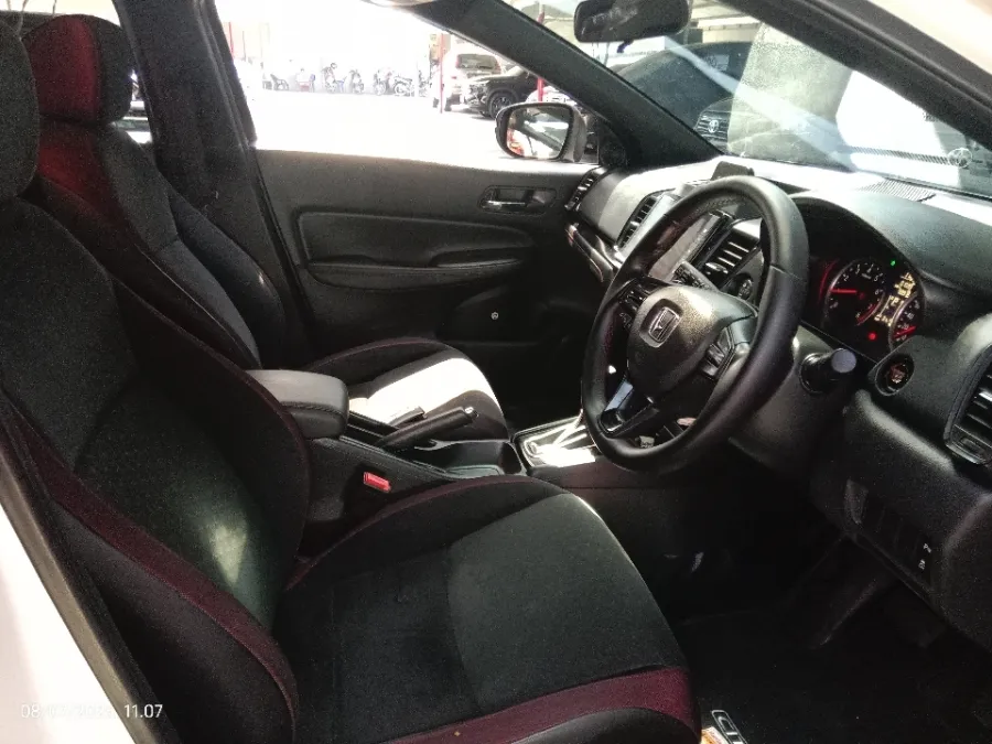 Foto Mobil Bekas Kabin Depan Honda City 1.5 RS Hatchback tahun 2022
