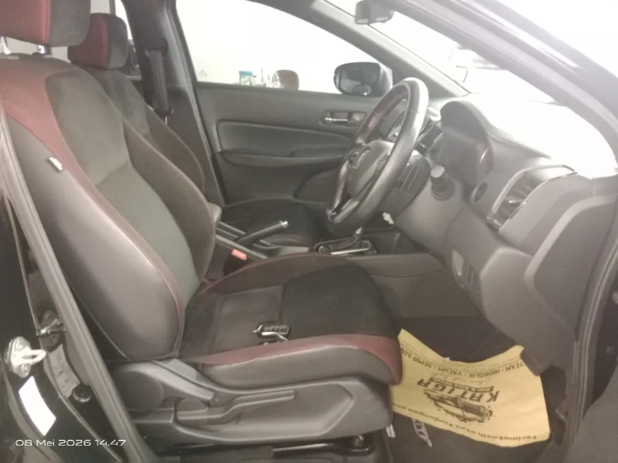 Foto Mobil Bekas Kabin Depan Honda City 1.5 RS Hatchback tahun 2022