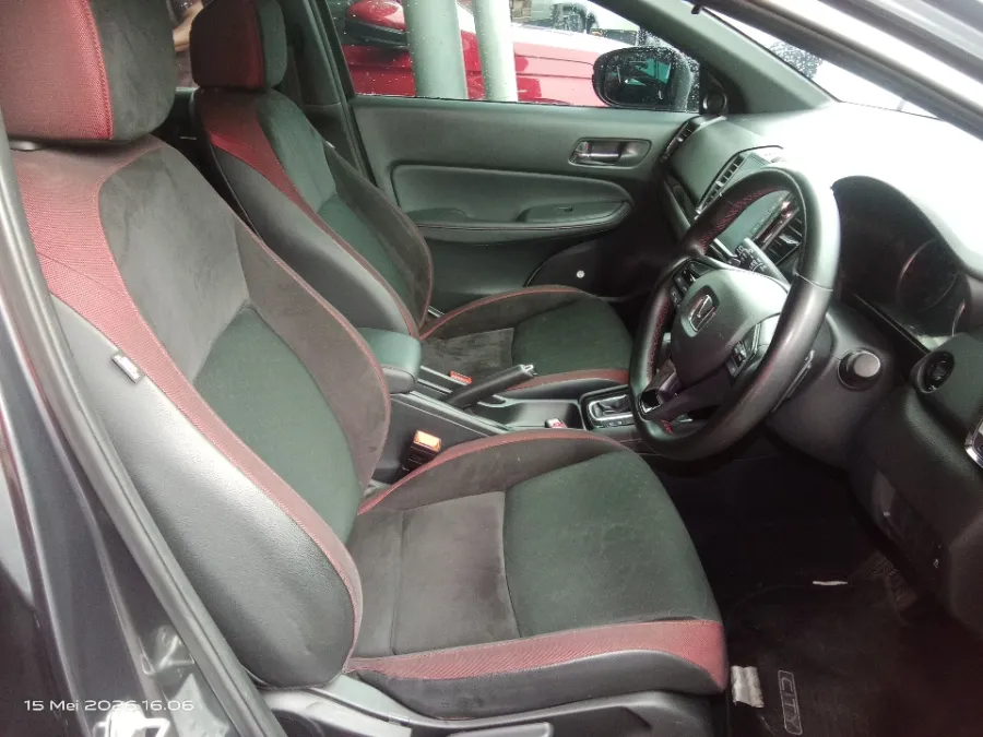 Foto Mobil Bekas Kabin Depan Honda City 1.5 RS Hatchback tahun 2022