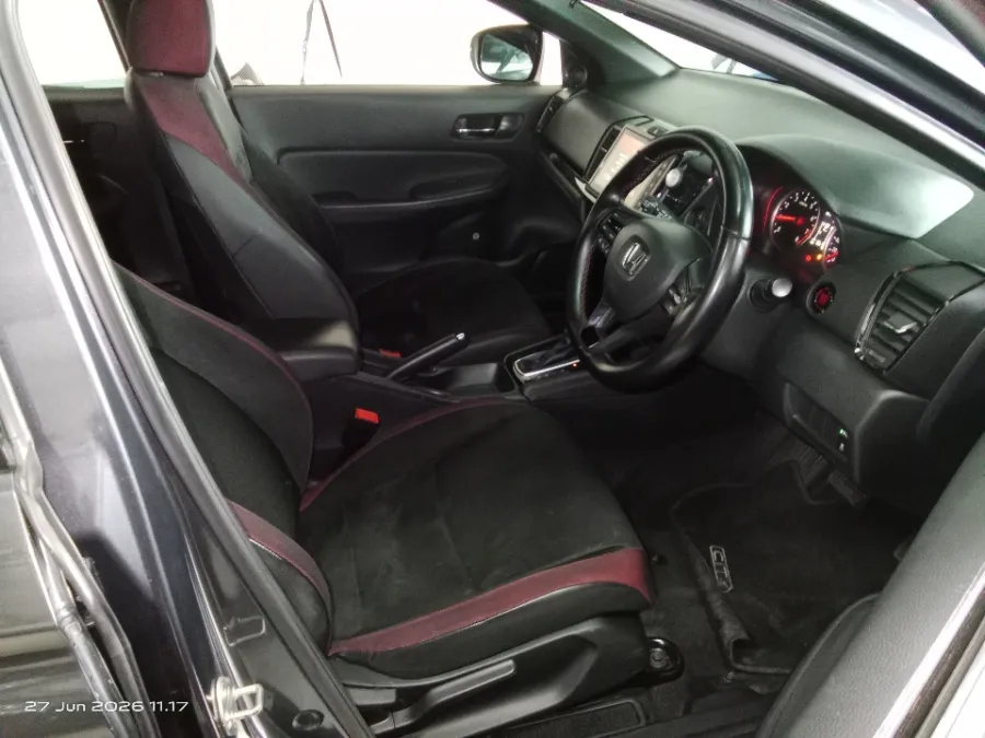 Foto Mobil Bekas Kabin Depan Honda City 1.5 RS Hatchback tahun 2022