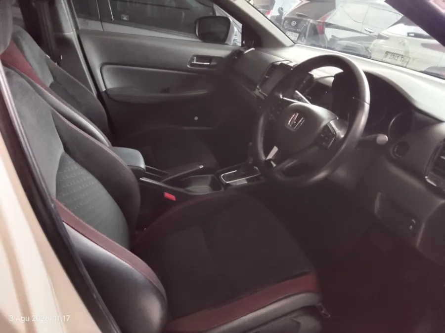 Foto Mobil Bekas Kabin Depan Honda City 1.5 RS Hatchback tahun 2022