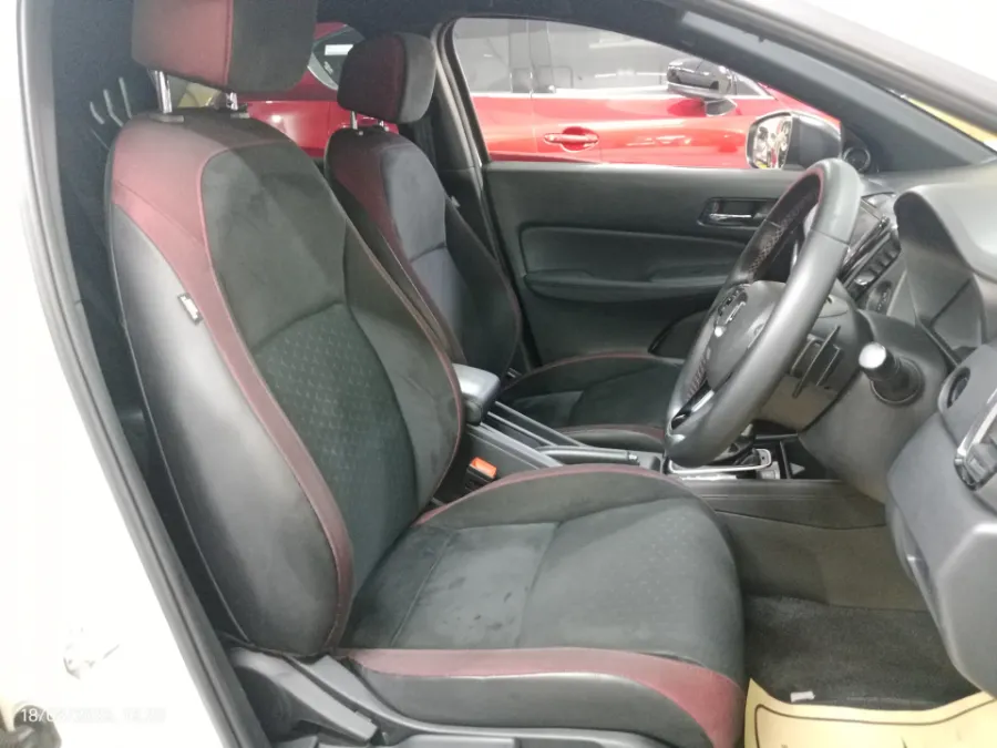 Foto Mobil Bekas Kabin Depan Honda City 1.5 RS Hatchback tahun 2022