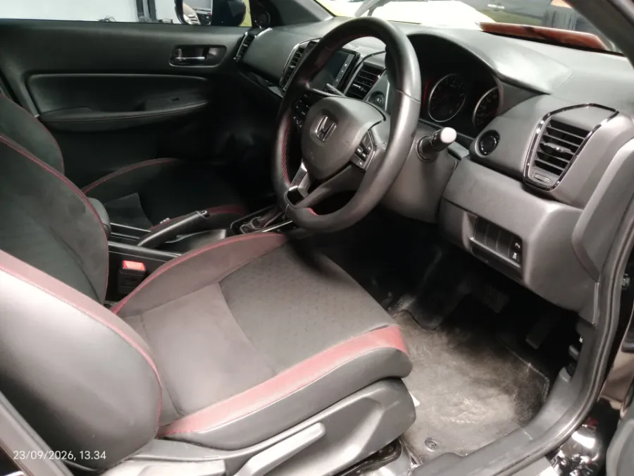 Foto Mobil Bekas Kabin Depan Honda City 1.5 RS Hatchback tahun 2022