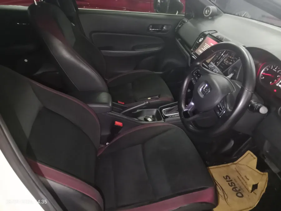 Foto Mobil Bekas Kabin Depan Honda City 1.5 RS Hatchback tahun 2022