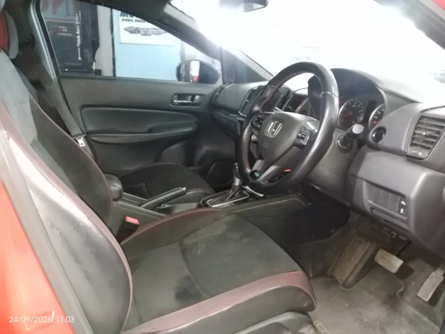 Foto Mobil Bekas Kabin Depan Honda City 1.5 RS Hatchback tahun 2022