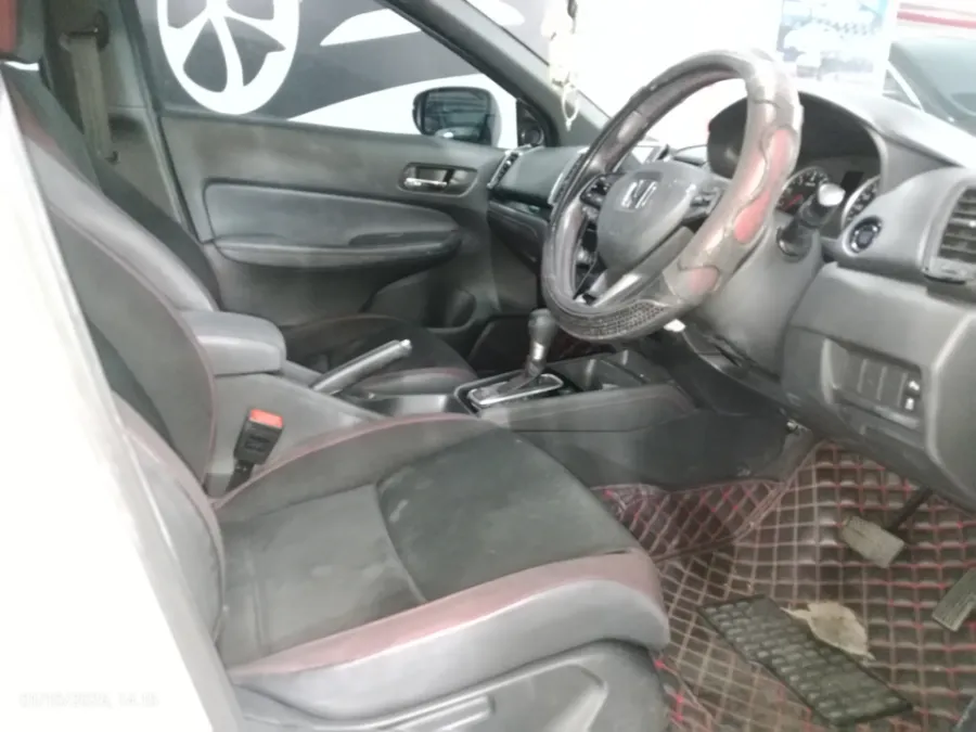 Foto Mobil Bekas Kabin Depan Honda City 1.5 RS Hatchback tahun 2022