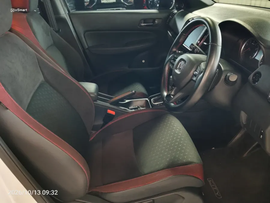 Foto Mobil Bekas Kabin Depan Honda City 1.5 RS Hatchback tahun 2022