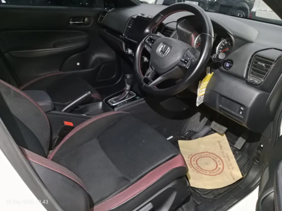 Foto Mobil Bekas Kabin Depan Honda City 1.5 RS Hatchback tahun 2023