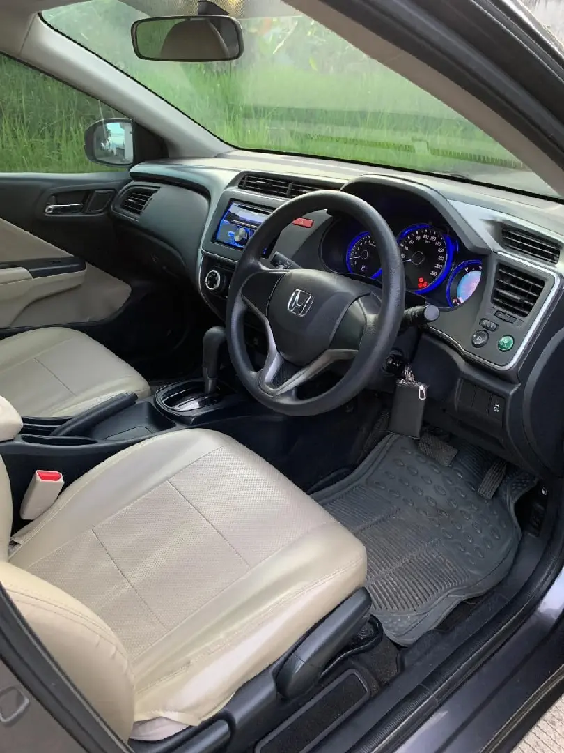 Foto Mobil Bekas Kabin Depan Honda City 1.5 S tahun 2014