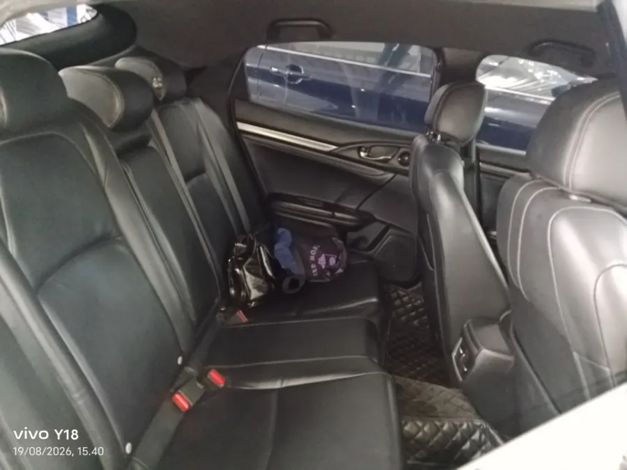 Foto Mobil Bekas Kabin Belakang Honda Civic 1.5 E tahun 2017