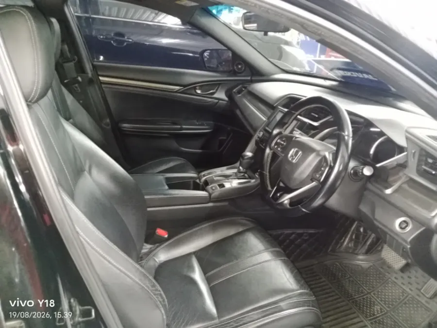 Foto Mobil Bekas Kabin Depan Honda Civic 1.5 E tahun 2017