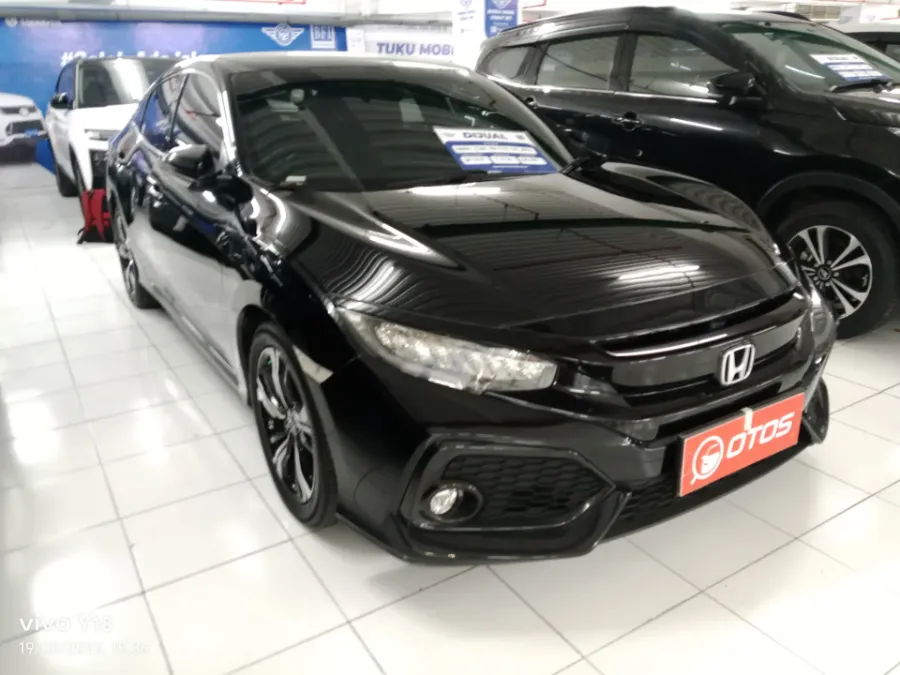 Foto Mobil Bekas Kanan Depan Honda Civic 1.5 E tahun 2017