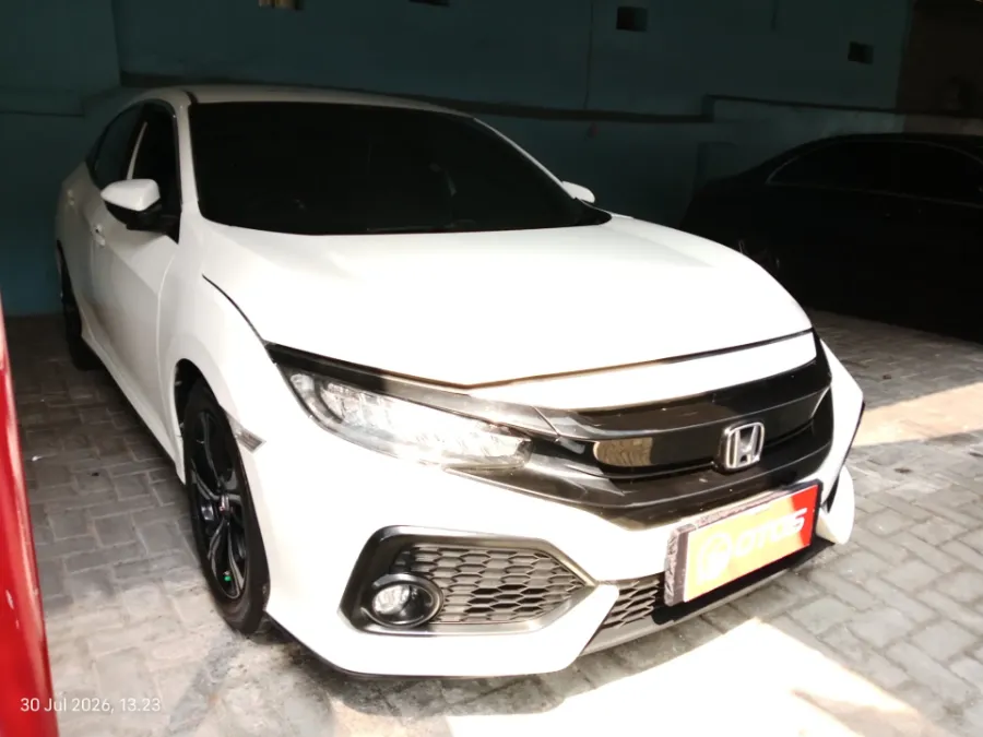 Foto Mobil Bekas Kanan Depan Honda Civic 1.5 E tahun 2018