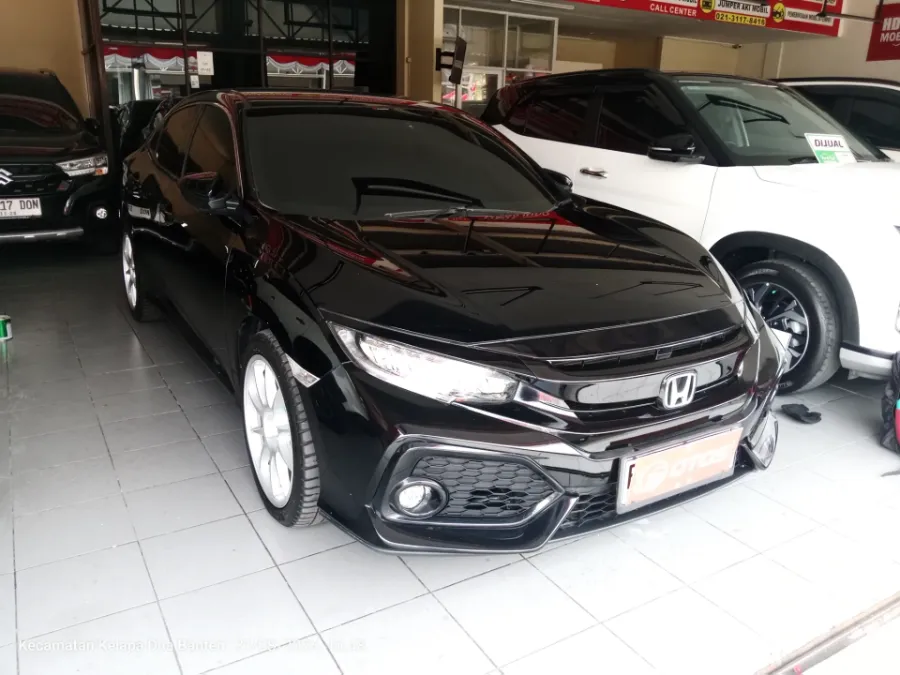 Foto Mobil Bekas Kanan Depan Honda Civic 1.5 E Hatchback tahun 2019