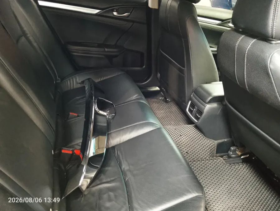 Foto Mobil Bekas Kabin Belakang Honda Civic 1.5 ES tahun 2017