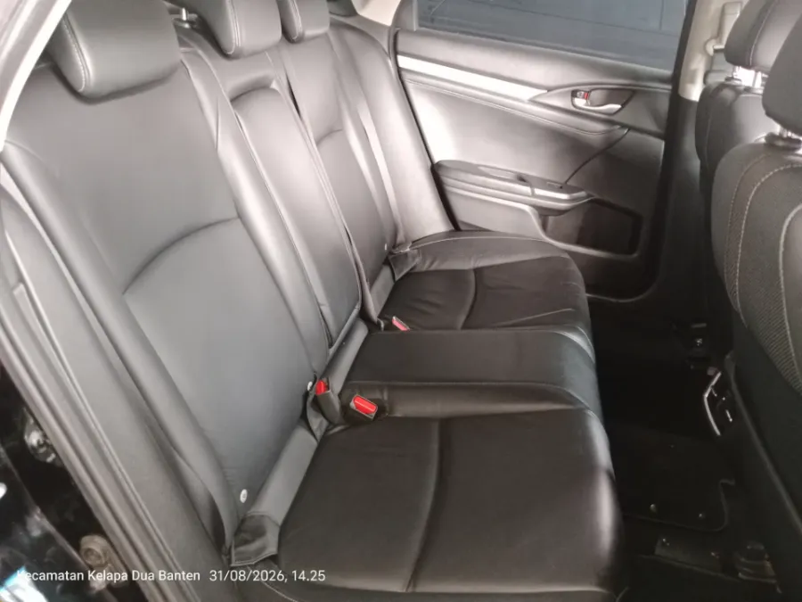 Foto Mobil Bekas Kabin Belakang Honda Civic 1.5 ES tahun 2020