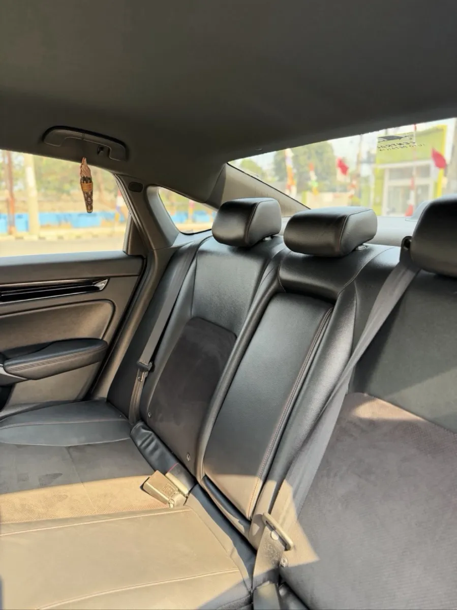 Foto Mobil Bekas Kabin Belakang Honda Civic 1.5 RS tahun 2022