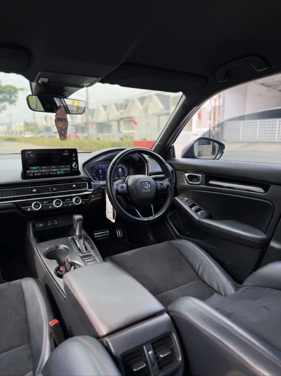 Foto Mobil Bekas Kabin Depan Honda Civic 1.5 RS tahun 2022