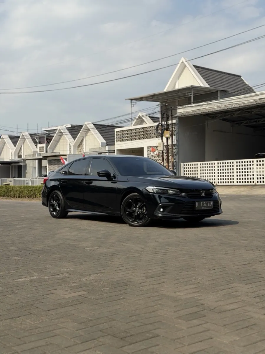 Foto Mobil Bekas Tampak Samping Honda Civic 1.5 RS tahun 2022