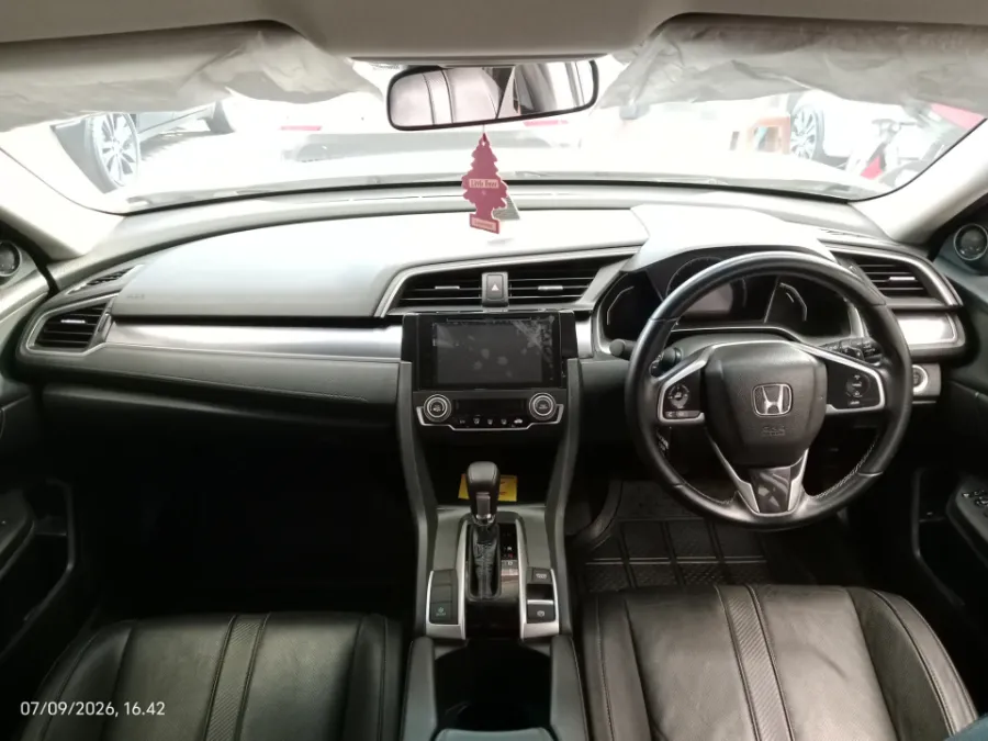 Foto Mobil Bekas Dashboard Honda Civic 1.5 Turbo tahun 2016