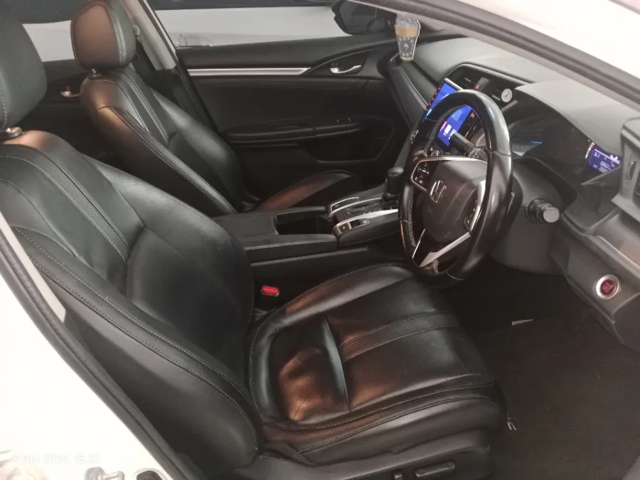 Foto Mobil Bekas Kabin Depan Honda Civic 1.5 Turbo tahun 2016